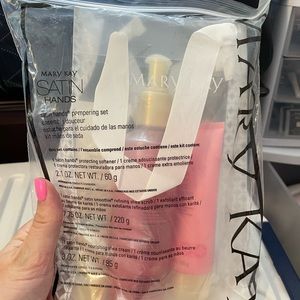 Satin Hands® Pampering Set Mary Kay - NIB (Pomegranate - limited edition)